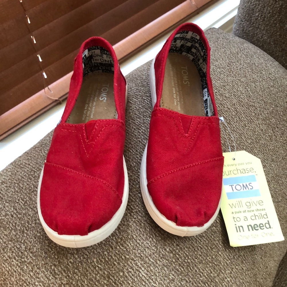 New Girl Tom’s, never worn. Color red, size 2.